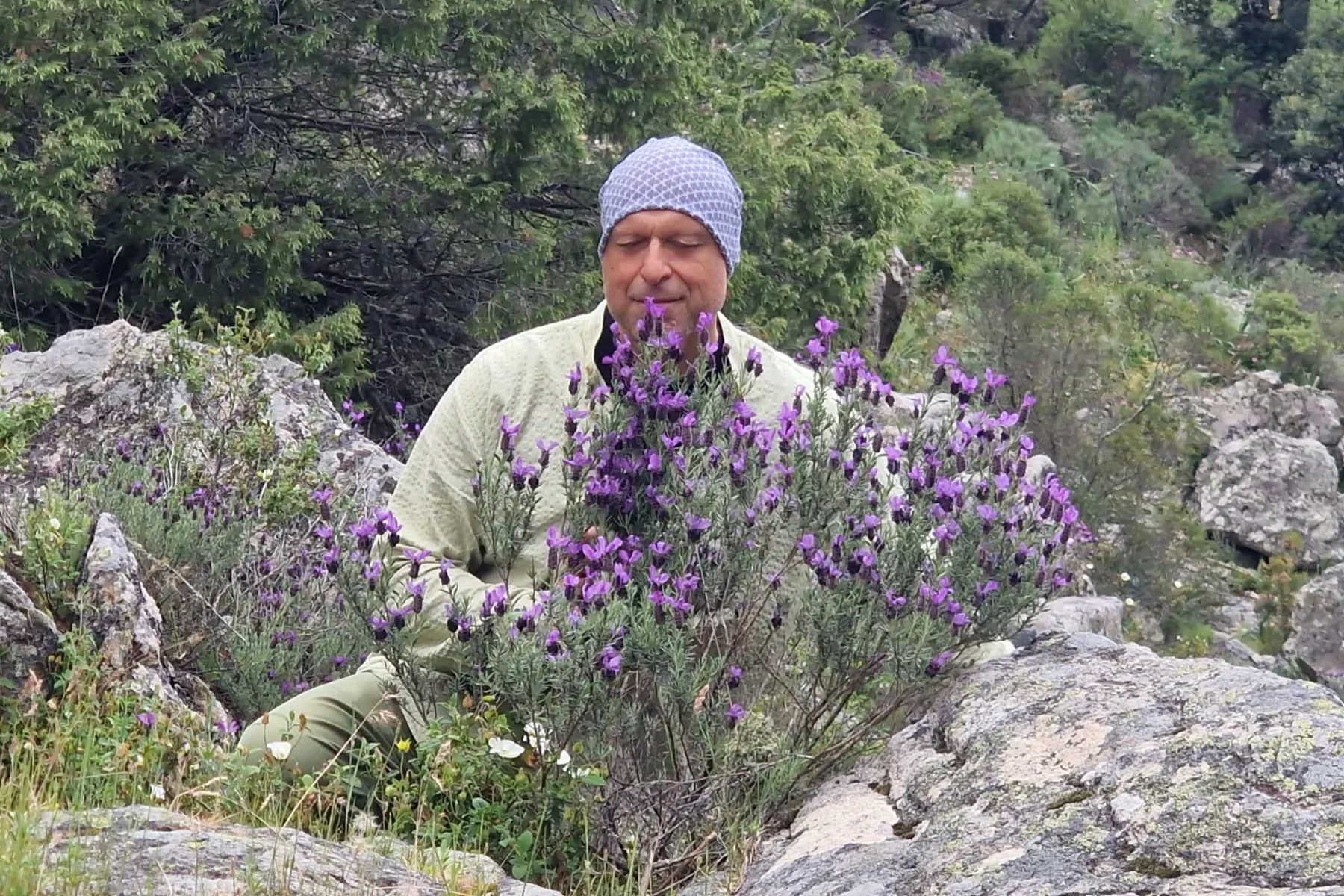 Gerald Gärtner zwischen wilden Kräutern und Lavendel